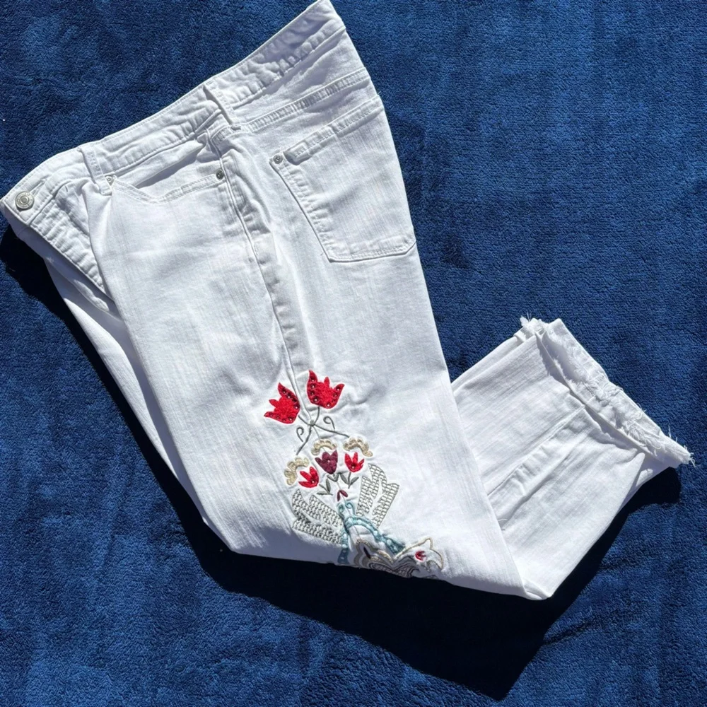 Nine West Jeans White Embroidered Chrystie Capri Women’s Size 14 💥Host Pick💥 - Picture 14 of 15